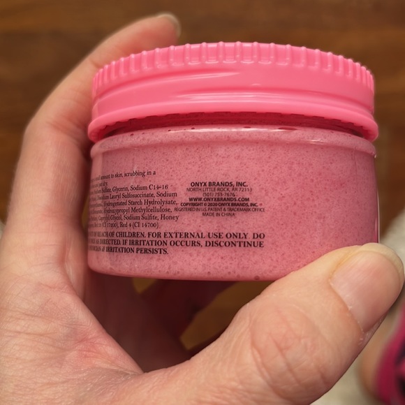 New Onyx Bathhouse Foaming Body Scrub - Picture 5 of 7